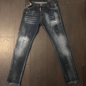 Dsquared2 jeans  - Helt nya dsquared2 jeans med prislapp. Dem är lite ljusare blå i verkligheten än på bilden! Längd : 103cm Midja : 38cm Storlek small~