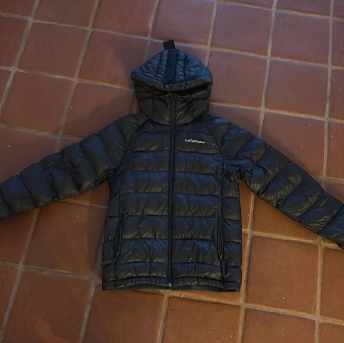 Svart dunjacka Peak Performance