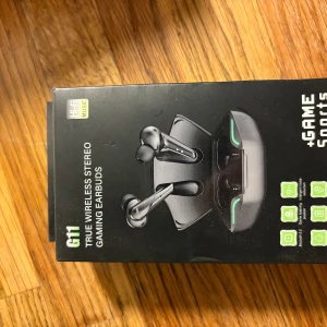 G11 True Wireless Stereo Gaming Earbuds - G11 True Wireless Stereo Gaming Earbuds med laddningsetui. Bluetooth 5.2, HiFi-ljud, låg latens för gaming och sport. Snygg design med LED-ljus. Produkten är ny i förpackning.