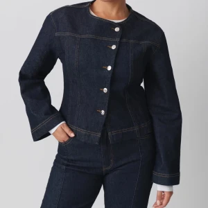 Jeansjacka  - Säljer denna jeansjacka från Gina som är slutsåld, men säljer då den bara hänger i garderoben☺️nypris 599