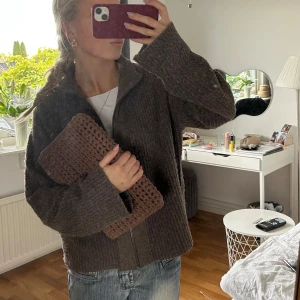 Virkat datorfodral  - Virkat datorfodral i brunt!⭐️Kan göras i fler färger/ storlekar vid önskemål!