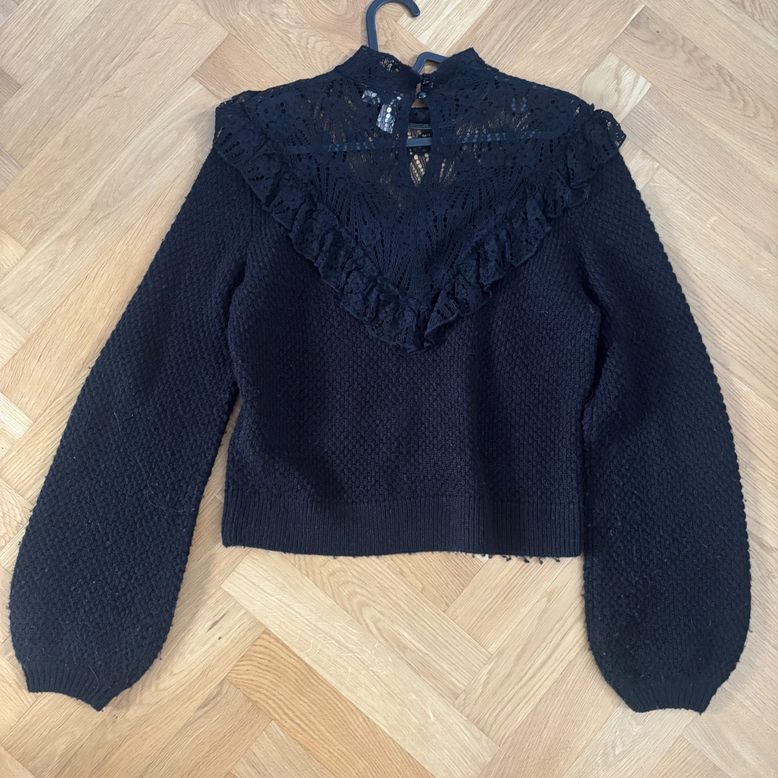 Svart stickad tröja med spets och volang - 1