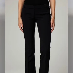 Svarta kostymbyxor flare  - Snygga svarta kostymbyxor från bikbok i modellen Vera tall. Använda endast en gång!🥰