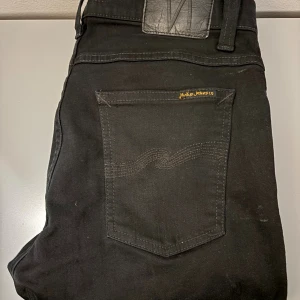 Nudie Jeans Herr 30/30 - Använda några gånger. Allt smuts som synns kommer tvättas bort innan frakt. Behöver bli av med de därför lågt pris. Bra skick inga skador. 30/30 storlek
