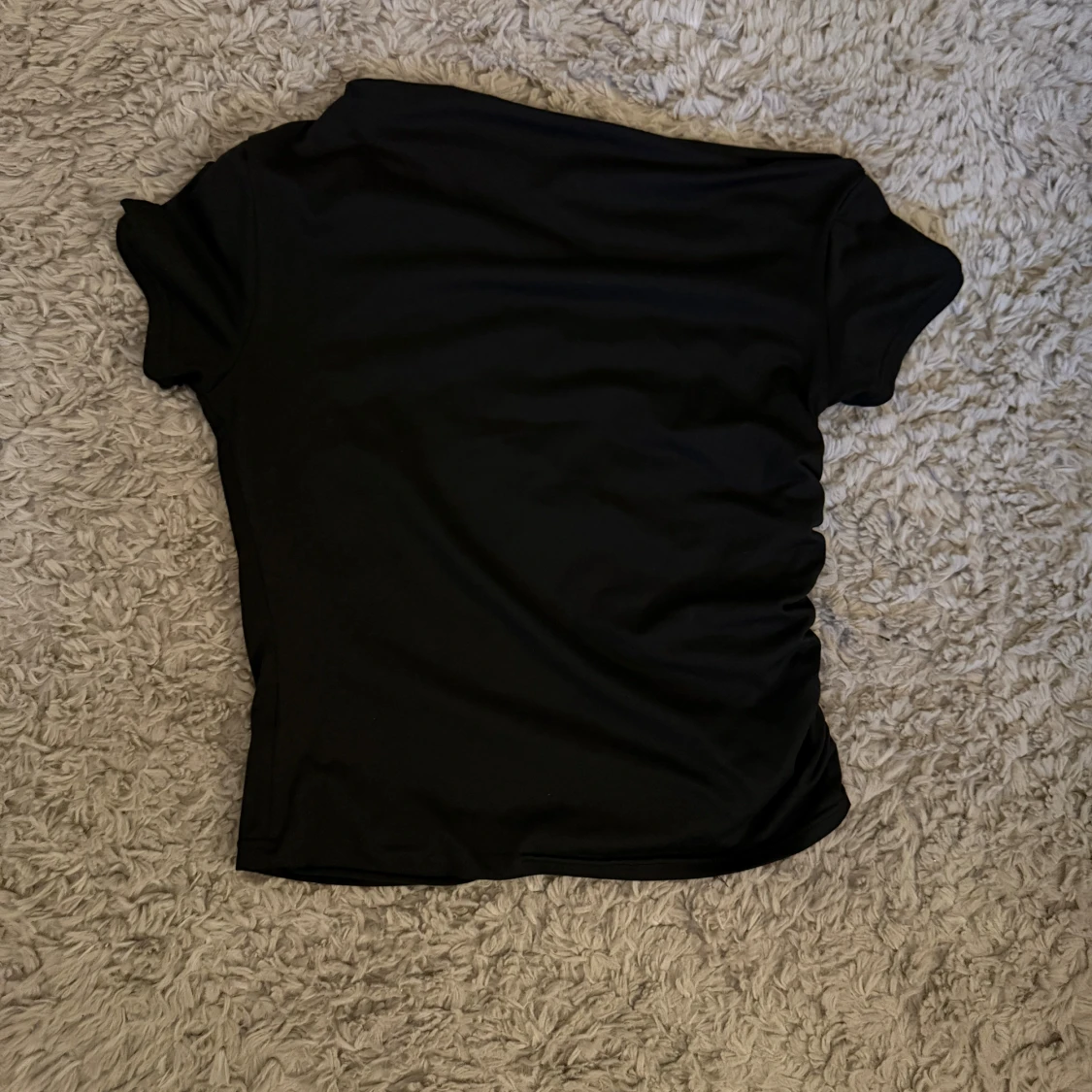 Svart off shoulder t shirt