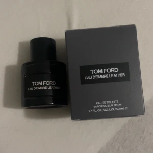 Tom Ford Eau d'Ombre Leather - Stilren och modern parfym från Tom Ford. 50ml från början