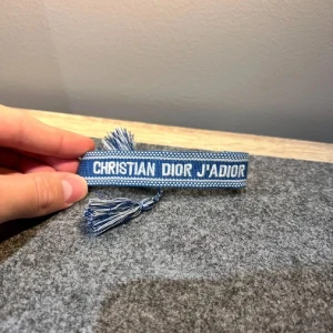 Dior armband - Inga defekter. Billigare pris vid köp av flera. Passar alla