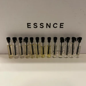 ESSNCE - Testers - 13 stycken olika testers (10 FINNS KVAR). Finns både dam, herr och unisex dofter. 20 kr styck men vid köp av flera kan ett paketpris bli aktuellt. Vid köp av alla kostar det runt 150 kr. Följande dofter finns kvar: Vanilla Baby - High on Chai - Very Cherry - Sugar Kiss - Drunk Apple Pie - Chocolat Chaud - Bacco Le Doux - Woody Sandal - Dewy Dessert - Spicy Pepper.