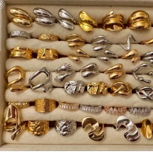 Alla som köper minst två ringar får en slumpmässig vald ring på köpet. - ‼️‼️BEGRÄNSAT ANTAL FRI FRAKT ‼️‼️Massa nya ringar i lager!! Ringarna är guld pläterade och av sterling silver. De är även justerbara vilket innebär att de passar alla! Skötselråd medföljer! Skriv för specifika bilder och pris då vissa är billigare än andra! Kontakta vid intresse av köp! 