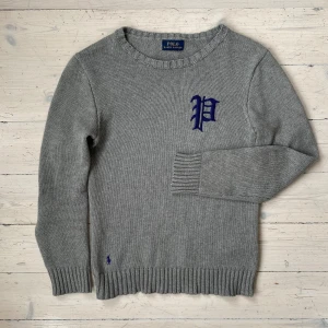 Stickad kashmirtröja Ralph Lauren  - Sjukt snygg och fräsch stickad kashmirtröja från Ralph Lauren i mycket fint skick 🙌 Storlekslappen är bortklippt men den är storlek XS, skriv vid minsta lilla fundering eller fråga! ✌️ Tröjan är rätt liten så skriv om du vill ha mått 🙌 