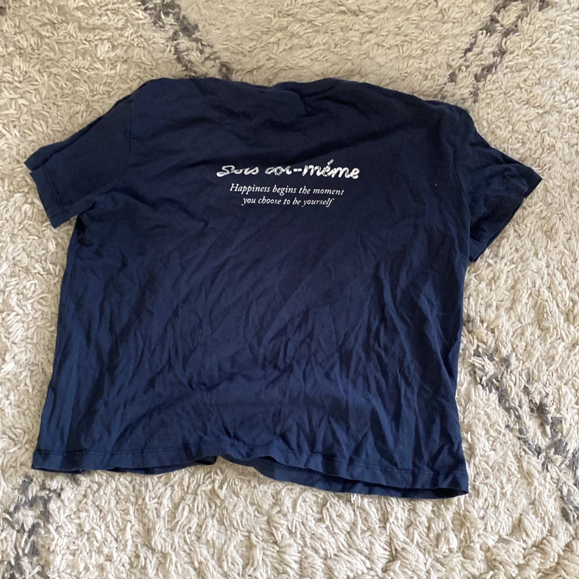 Mörkblå t-shirt med broderad text - 1