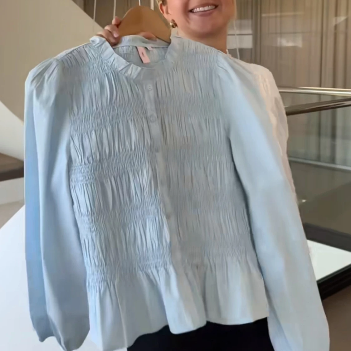 Ljusblå blus med smock och knappar