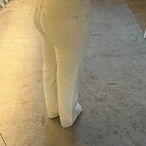 Vita Perfect Jeans i rak modell - Säljer ett par vita jeans från Perfect Jeans i storlek 36. De har rak passform, klassiska fem fickor och hög midja. Jeansen är i ett mjukt bomullsmaterial och har dragkedja och knapp framtill. 