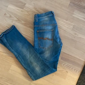 Blå jeans från Nudie Jeans - Snygga ljusblåa jeans från nudie. Modell: Thin Finn. Vid mått eller funderingar är de bara att höra av sig!