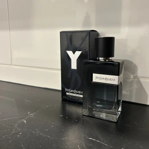 Ysl y EDP  - Säljer min Ysl parfym pga jag måste rensa min kollektion. Det är en 100 ml flaska och cirka 15-20 ml använd. Inga defekter alls på flaskan. Skriv om ni har mer frågor!💯