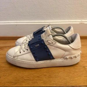 Valentino rockstud sneakers  - Säljer nu dessa fina valentino skor | Fint skick | Storlek 39 | Kommer med äkthetsbevis | Hör gärna av er vid frågor eller funderingar 