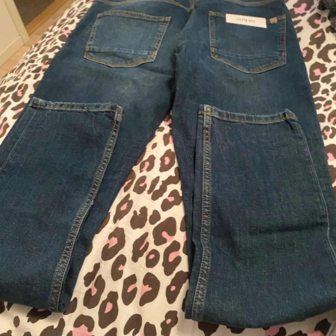 Slim fit blå jeans med snygga detaljer - 2
