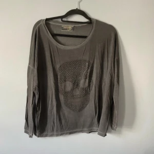 skull long sleeve shirt  - as cute tröja, passar inte mig , bra kondition 