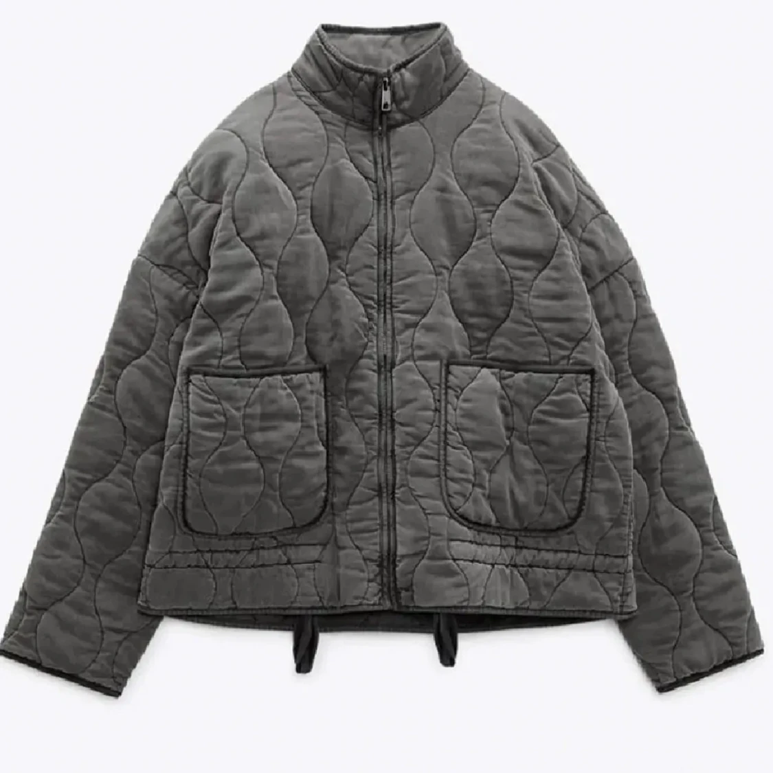 Grå quiltad pufferjacka med dragkedja