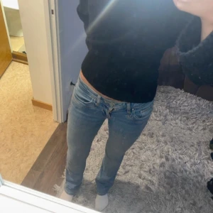 Blå bootcut jeans från LTB - Säljer ett par snygga ljusblå bootcut jeans från LTB med klassisk femficksdesign och låg midja. Jeansen har en lätt tvättad look och är tillverkade i mjukt denimtyg som sitter skönt. Perfekta för dig som gillar en retroinspirerad stil. I storlek 24/32 ock i modellen valerie (utsvängd o bootcut)