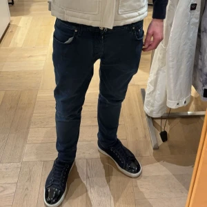 Jacob Cohën jeans  - St 31 i strålande skick. Jag är 183 68kg på bilden. Nypris runt 5000kr. Slim modell hör gärna av er vid funderingar.