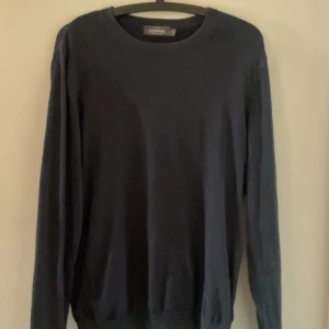 Dressmann sweatshirt - En stilren mörkblå tröja från Dressmann i mjuk Supima-bomull. Tröjan har rund halsringning och långa ärmar, perfekt för dig som gillar en enkel och klassisk look. Passar lika bra till jeans som till chinos.