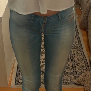 Ljusblåa lågmidjade jeans från diesel  - Diesel jeans, innerbenslängd 83
