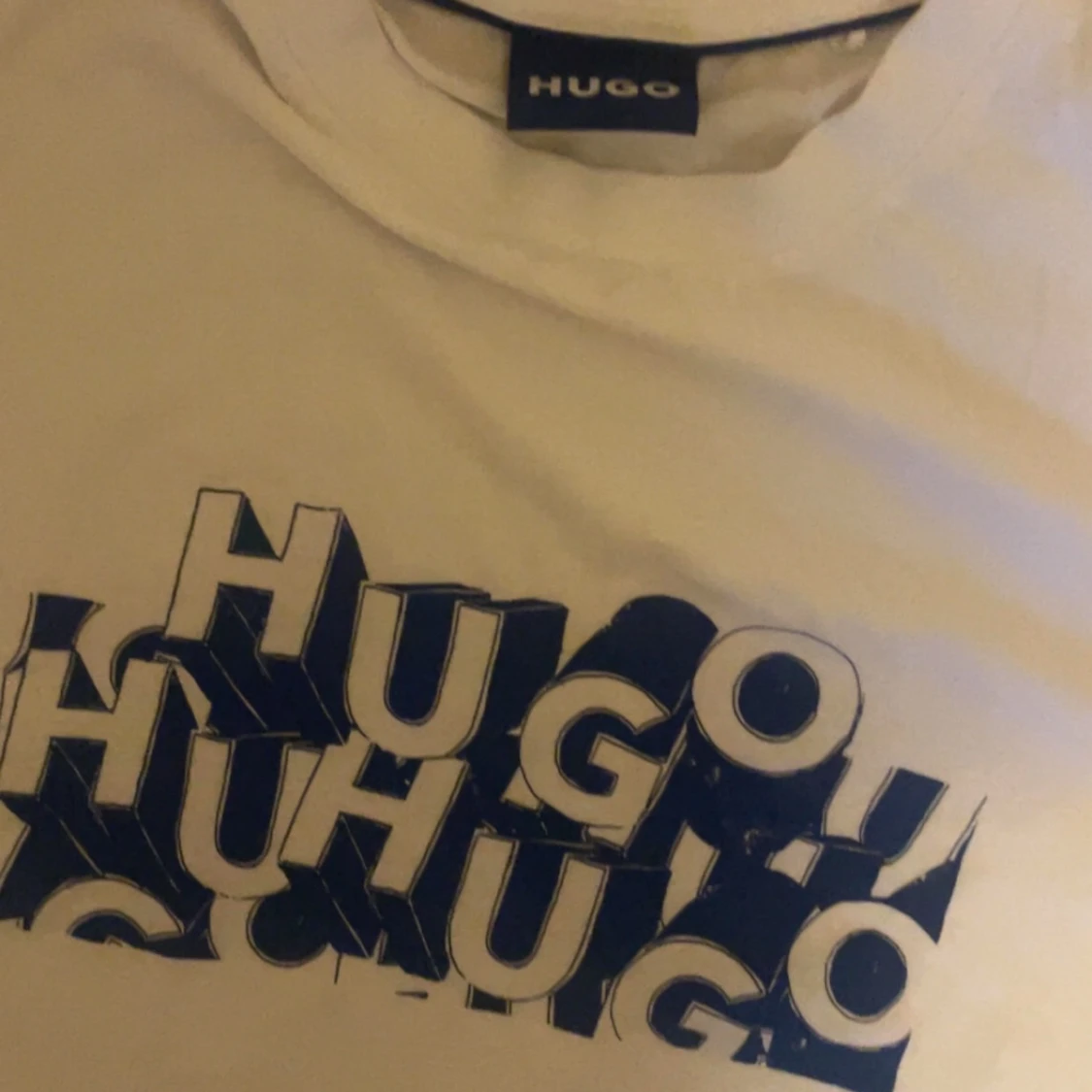 Vit t-shirt från Hugo med blått tryck - 2