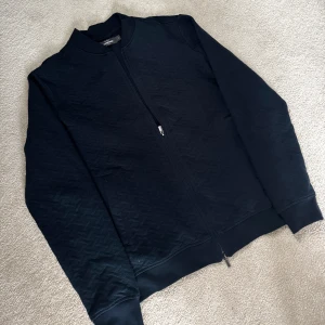 Mörkblå mönstrad cardigan - Snygg mörkblå mönstrad cardigan i storlek S. Väldigt bra skick! Kan gå ned i pris vid snabb affär’