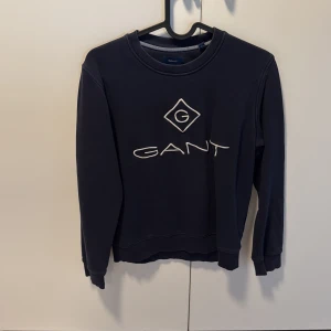 Gant sweatshirt  - Hej, säljer nu en mörkblp Gant sweatshirt om inte passar. Strl d