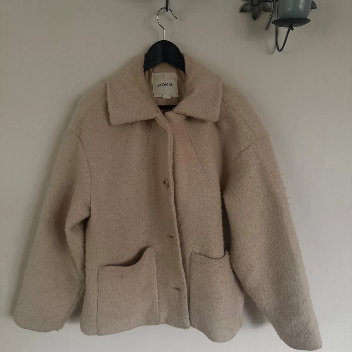 Beige teddyjacka från Monki