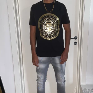 Balmain t shirt strl S - Helt ny. Fin replika med grym kvalitet. Modellen är 175cm väger 67 kg. Normal i passformen. Pris: 999kr. Först till kvarn som gäller. Skickas direkt inom 24h