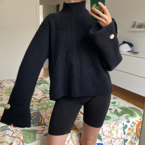 Stickad tröja  - Tjock stickad tröja i vid modell i ullblandning. Supersnygg till hösten, rejält tyg och knappar på ärmarna, sitter snyggt på! 