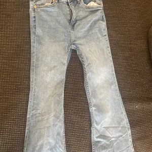 Bootcut highwaist jeans - Ljusblå highwaist jeans. Använd bara en gång förekommer med inga skador!