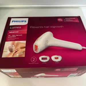 Philips Lumea Advanced  IPL  - Philips Lumea Advanced  IPL hårborttagningsapparat för kropp och ansikte. Levereras med två munstycken för optimal behandling. Skick: mycket fint, inga synliga defekter. Effektiv och säker hårborttagning med kliniskt bevisad IPL-teknologi.