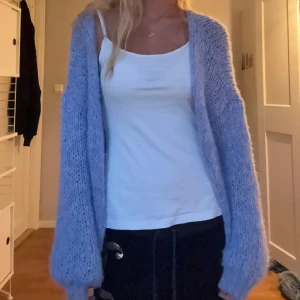 Ljusblå stickad tröja🩷 - Mysig ljusblå kofta, liknar den från Lindex men saknar lapp så vet ej vart den är ifrån. Köpt på blick. Inga defekter eller sånt. Bild ifrån tjejen jag köpte tröjan av, skriv vid önskemål av egna bilder💕