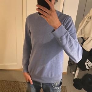 Stickad tröja - Säljer nu en stickad tröja från H&M. Inga defekter eller annat. Storlek M. Skriv för fler frågor eller bilder!