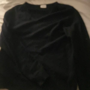 Svart stickad tröja från Vila - Svart stickad tröja från Vila i storlek L men liten i storlek jag brukar ha S men den passar mig. Tröjan har rund hals och långa ärmar med ribbade muddar vid ärmslut och nederkant. Perfekt för dig som gillar en enkel och klassisk look med lite oversized känsla.