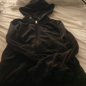 Fin och bekväm kofta i ett lent tyg. - Jätte fin tröja från Gina tricot som tyvärr saknar snöret till hålen men funkar lika bra utan🥰