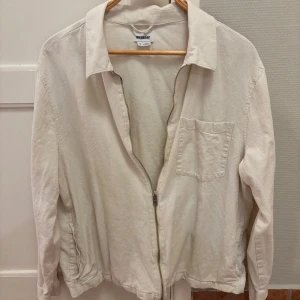Beige overshirt - Väldigt snygg beige overshirt från weekday som knappt är använd. 