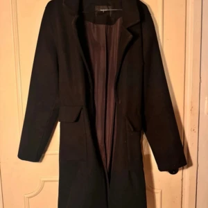 Medellång kappa  - Kappa från bikbok som inte använts jättemycket. Den är perfekt nu till hösten och användbar med dens fickor.