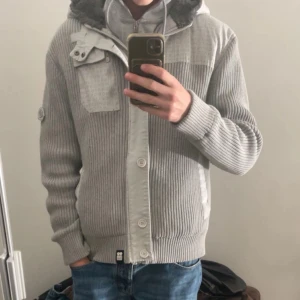 Grå cardigan från Crosshatch - En unik snygg cardigan från Crosshatch. Trade kan även funka 