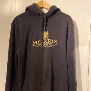 Svart hoodie från Morris Sporting Club - Mörkblå Morris hoodie i storlek M. Tröjan är lite solblekt annars är den i fint skick. Skriv vid funderingar 