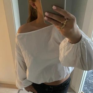 Vit blus - Helt ny blus från Nelly med boatneck💕