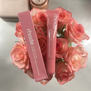 Rhode Peptide Lip Tint Ribbon🩷🩷 - Superfin Peptide Lip Tint från Rhode i färgen Ribbon, en mjuk rosa färg🩷 \\ 10 ml, säljer för att jag fick denna i födelsedagspresent men ville igentligen ha en annan färg och har nu fått den färgen jag ville ha🩷Endast använt 2 gånger för test! Lägg gärna prisförslag!☺️