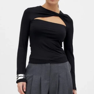 Tröja med cut out från NA-KD - Svart långärmad topp med cool cut out-detalj över bröstet. Sitter tight och har ett tunt och stretchigt material. Nypris 349kr, säljer för 150. Använt fåtal gånger, gott skick!😊💕 PS: köp gärna via instabox, postar snabbare då (inom 24h)🥰