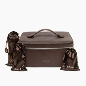 Caia julkalender 2025 - MED PRODUKTER GIVETVIS!!Min mamma köpte en varsin till mig och mitt syskon men fick en över. Därav säljer jag den här helt slutsålda och vill ha minst 3500 för den! Skickar bevis direkt innan jag postar osv.❤️