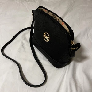 Michael Kors väska - Säljer min jätte fina Michael kors väska. Väskan har använts ett fåtal gånger.
