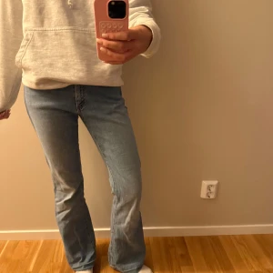 Bootcut ljusblå jeans från fornarina  - Säljer ett par ljusblå bootcut lågmidjadejeans lite baggy  med en cool mörkblå glittrig bakficka. Det är även vintage och finns inte att köpa längre🩷 Jag är 170cm lång och har ofta storlek xs-s och 25/27 och 32-34 för referens!