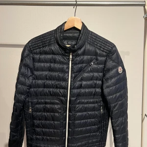 Moncler Picard Svart  - Säljer en svart Moncler Picard dunjacka. Väldigt bra skick, liten lagning på höger arm som inte syns. 